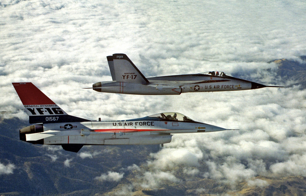 Az USAF pályázatának két döntőse: a General Dymamincs YF-16 és a Northrop Gramman YF-17. Utóbbi az őse a US Navy máig használt több feladatú harci gépének, az F-18 Hornet-nek. Forrás: Wikipédia