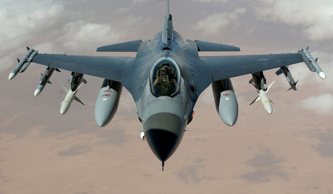 F-16 teljes fegyverzetben. Mintha egy dárda hegyén ülne a pilóta. Forrás: Wikipédia