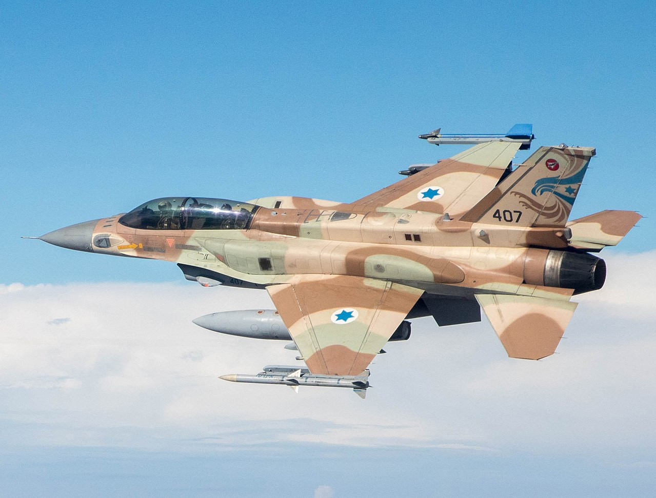 Izrael saját igényei szerint alaposan továbbfejlesztette a gépet.  Az F-16I Sufa a típus talán legnagyobb harcértékű, támadó változata. Forrás: Wikipédia