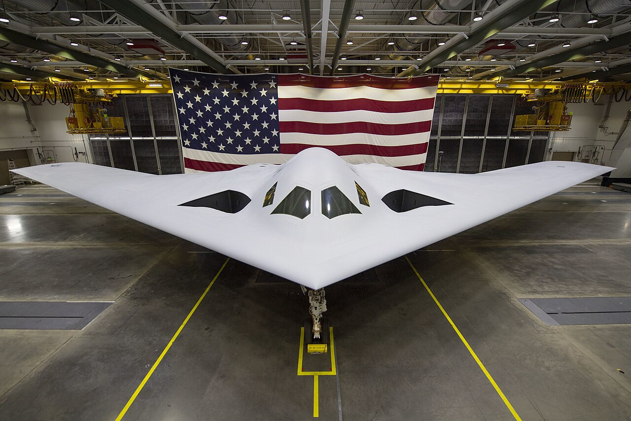 A B-21 Raider egyik első, széria példánya a gyártó ,Northrop Grumman hangárjában. Forrás: Wikipédia