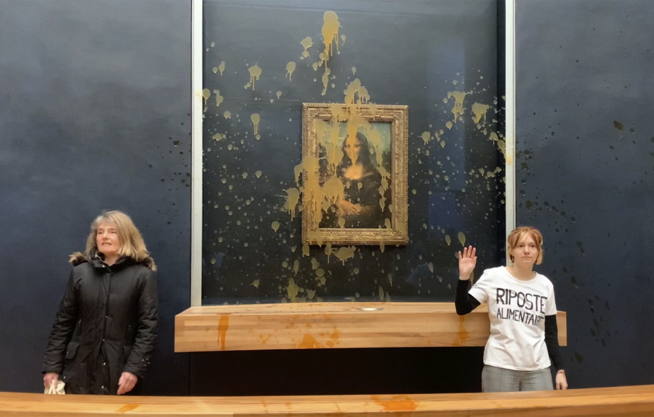 Párizs, 2024. január 28.
A videófelvételről készült képen aktivisták állnak Leonardo da Vinci Mona Lisa című festménye mellett a párizsi Louvre-ban 2024. január 28-án, miután levest öntöttek a festményt védő üvegre. Az aktivisták a fenntartható és egészséges élelmiszerhez való jogért tüntettek.
MTI/AP/Clement Lanot