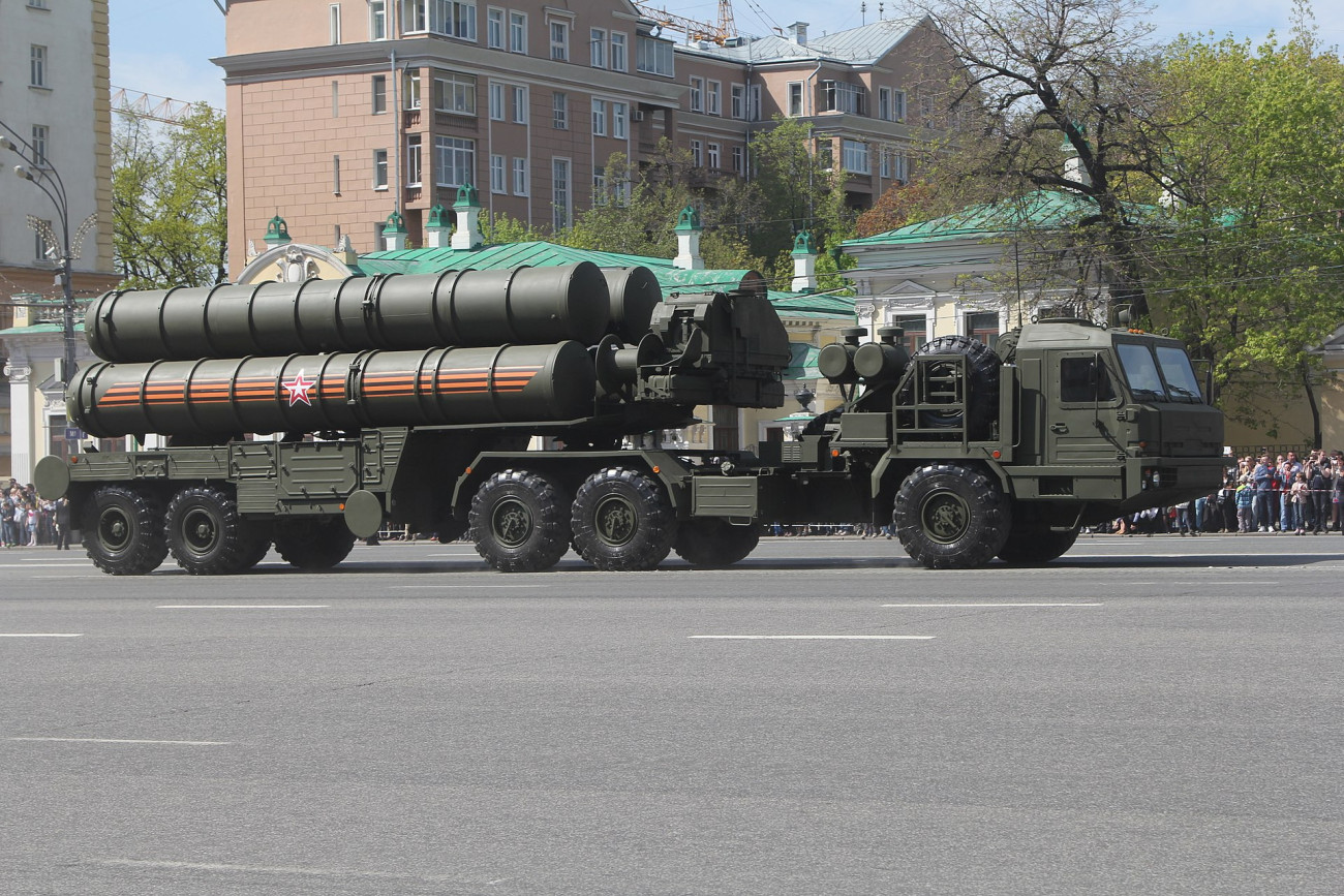 Az orosz Sz-400 Triumf légvédelmi rendszer egyik rakétaindítója. Törökország legalább két ezredet szerelt fel ezekkel a fegyverekkel. Forrás: Wikipédia