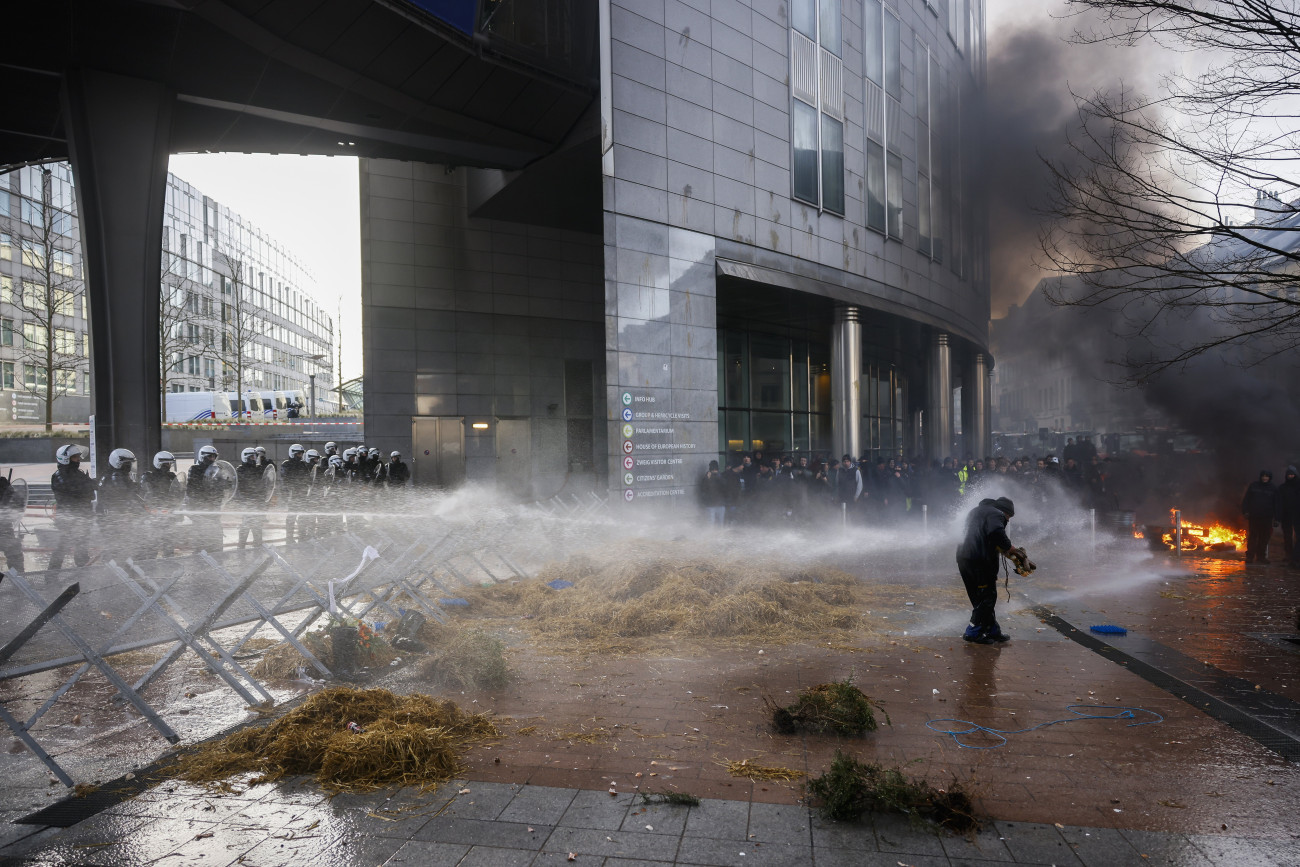 Brüsszel, 2024. február 1.
Vízágyúval oszlatja a rendőrség az Európai Unió mezőgazdasági politikája ellen tiltakozó belga gazdák tüntetését az Európai Parlament brüsszeli épületénél 2024. február 1-jén, az EU-tagországok állam- és kormányfőinek rendkívüli találkozója idején.
MTI/AP/Thomas Padilla