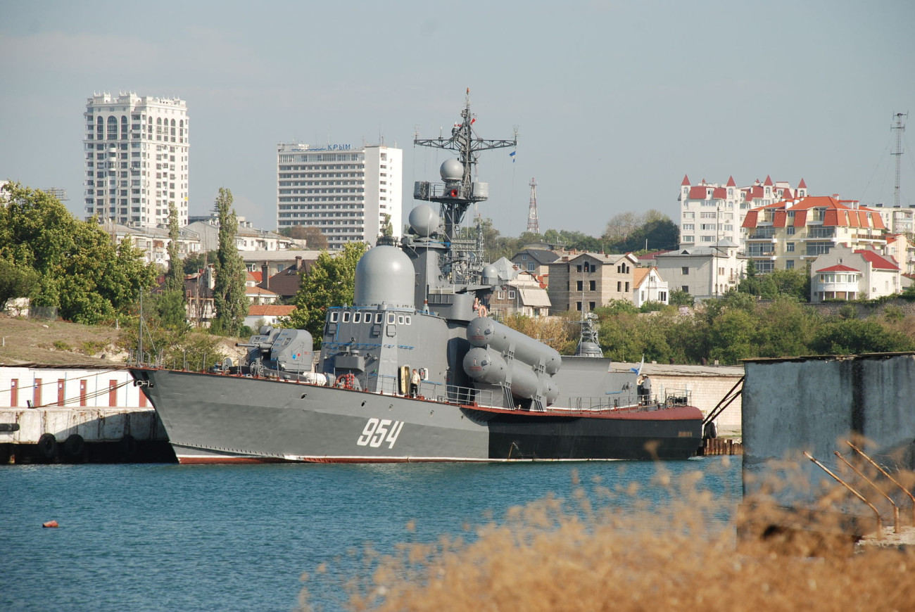 Az orosz haditengerészet egyik Tarantul osztályú rakétás korvettje a Krím-félszigeten. Forrás: Wikipédia