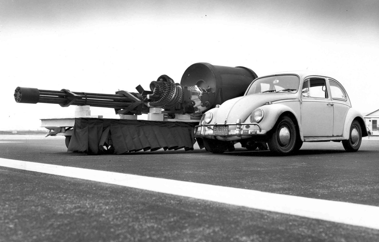 Egymás mellett a General Electric GAU-8/A Avenger gépágyú és egy bogárhátú Volkswagen. Forrás: Wikipédia/US Airforce