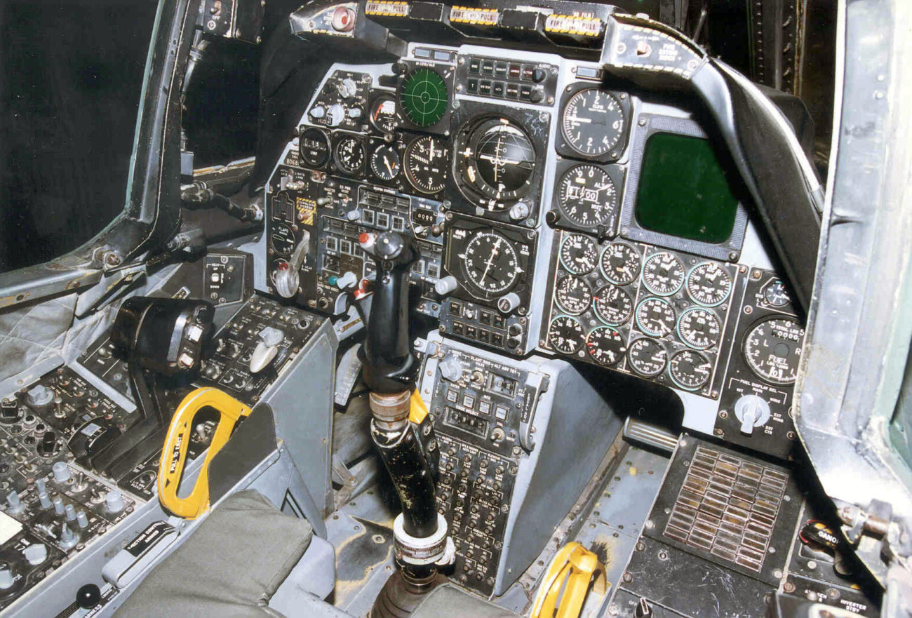 A legelső változat az A-10A pilóta fülkéjéből még hiányoznak a digitális műszerek, teljesen múlt századi kinézetű. Forrás: Wikipédia/U.S. Air Force