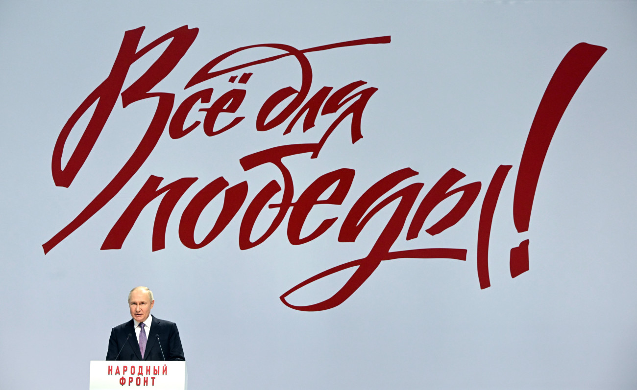 Tula, 2024. február 2.
Vlagyimir Putyin orosz elnök beszédet mond az  Összoroszországi Népfront Mindent a győzelemért! című fórumán Tulában 2024. február 2-án. Putyin párton kívüliként, de a kormányzó Egységes Oroszország támogatásával indul a március 15. és 17. között rendezendő elnökválasztáson.
MTI/EPA/Szputnyik pool/Szergej Gunyejev