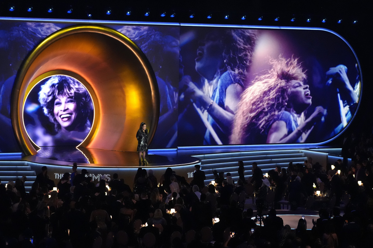 Los Angeles, 2024. február 5.
Oprah Winfrey amerikai médiaszemélyiség előadót konferál a színpadra a Grammy-díjak 66. átadási ünnepségén Los Angelesben 2024. február 4-én.
MTI/AP/Invision/Chris Pizzello