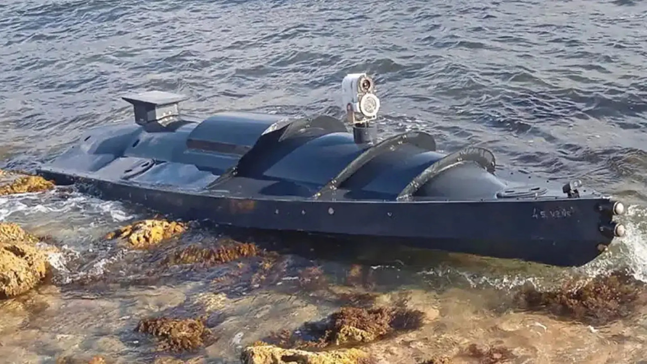 Egy 2022. szeptemberében Szevasztopol közelében partra sodródott Magura V5 tengeri drón. Forrás: Wikipédia