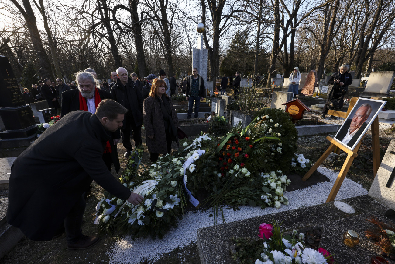 Benedek Miklós, a Nemzet Színésze, Kossuth- és Jászai Mari-díjas színész, színházi rendező, érdemes és kiváló művész, a Halhatatlanok Társulata tagjának sírja a Farkasréti temetőben 2024. február 6-án.