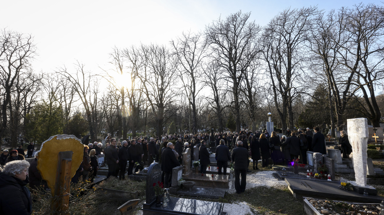 Benedek Miklós, a Nemzet Színésze, Kossuth- és Jászai Mari-díjas színész, színházi rendező, érdemes és kiváló művész, a Halhatatlanok Társulata tagjának temetése a Farkasréti temetőben 2024. február 6-án.