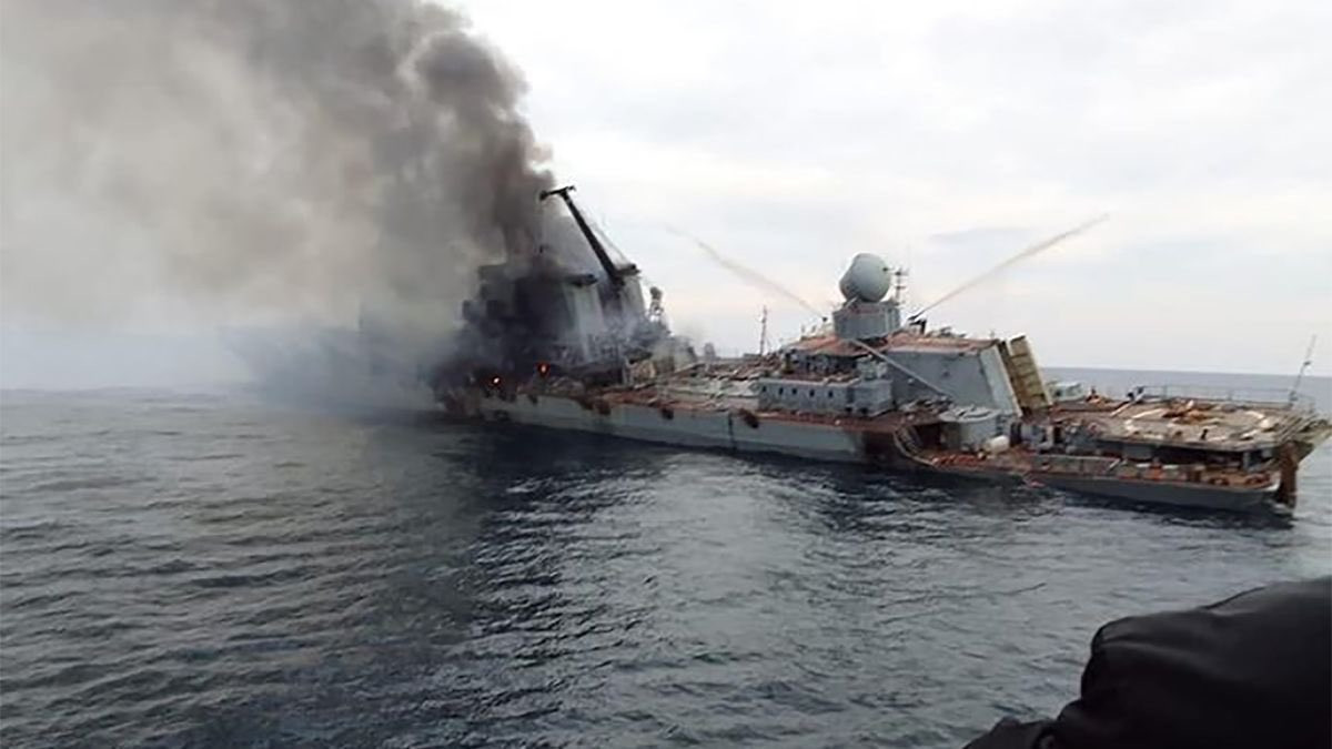 Az ukrán cirkálórakéták találatai nyomán súlyosan megrongálódott Moszkva rakétás cirkáló. A hajót ugyan megpróbálták az oroszok kikötőbe vontatni, de elsüllyedt. Forrás: X /  Minnesota NAFO Fella