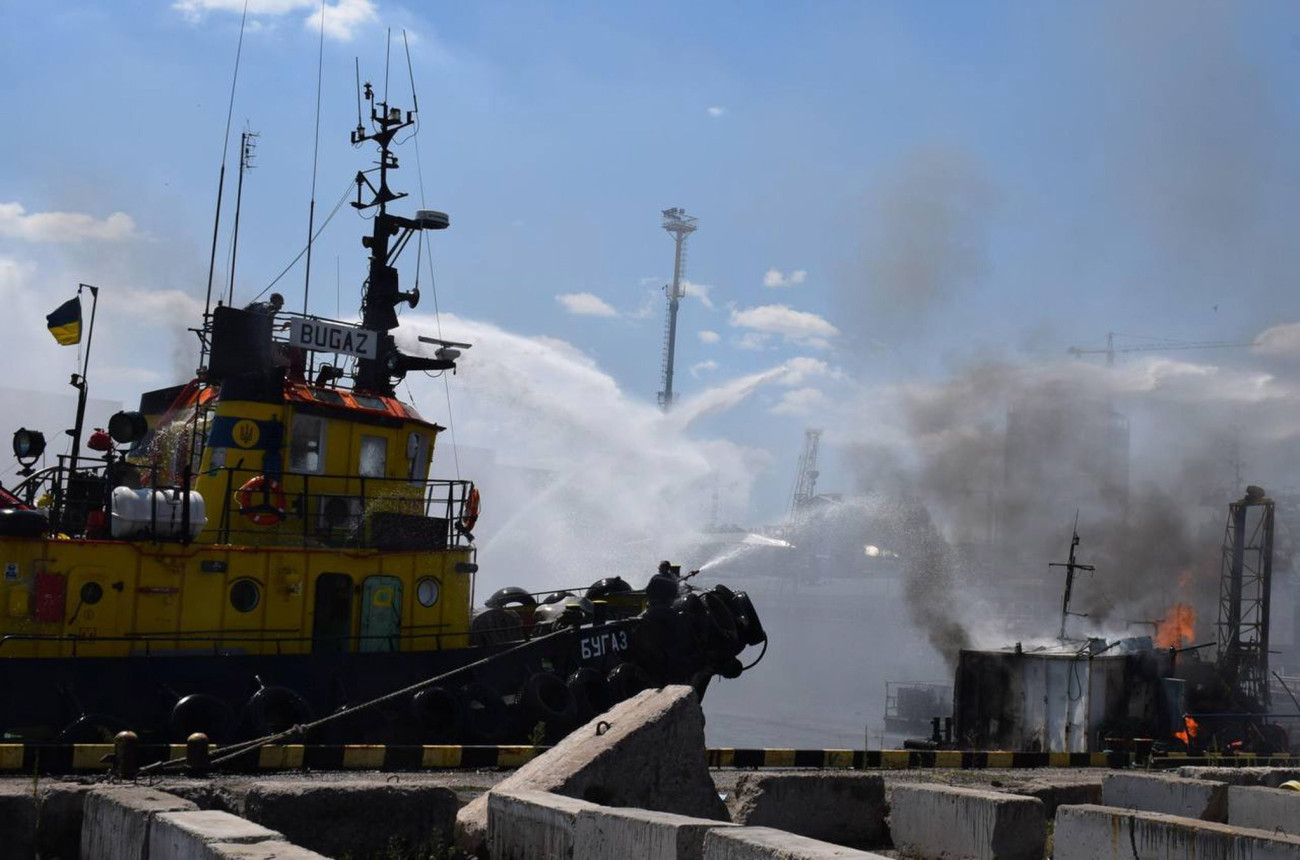 Odessza, 2022. július 24.
Az odesszai városháza által 2022. július 23-án közreadott képen az odesszai kikötő tüzét oltják a tűzoltók, miután ukrán források szerint orosz rakétatámadás érte a fekete-tengeri kikötővárost. Az ukrán külügyi szóvivő szerint ezzel Oroszország megsértette az ukrán gabona exportjának biztosításáról az előző nap kötött megállapodást.
MTI/EPA/Odesszai városháza