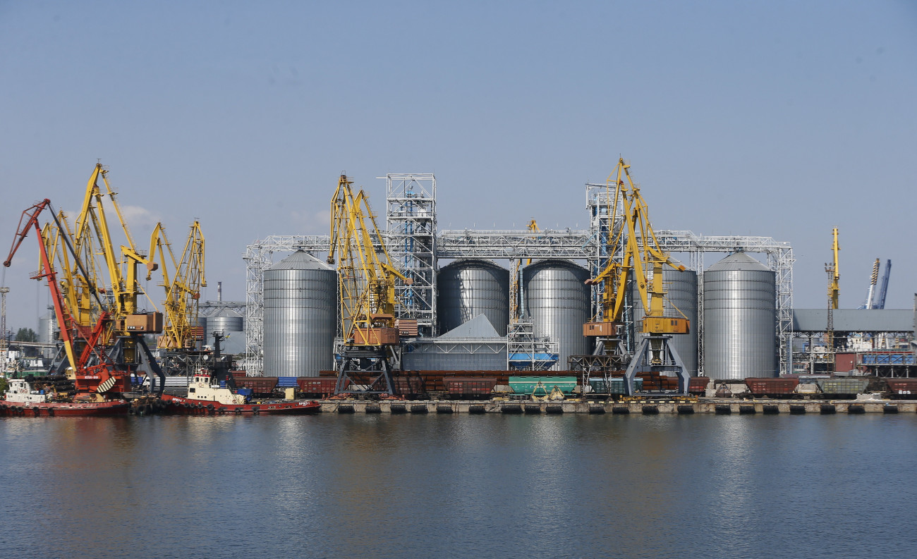 Odessza, 2022. augusztus 19.
Gabonatároló silók az odesszai kikötőben 2022. augusztus 19-én. A fekete-tengeri ukrán kikötőkből augusztus 1-jén újraindult az Ukrajna ellen február 24-én indított orosz támadás óta szünetelő gabonakivitel.
MTI/EPA