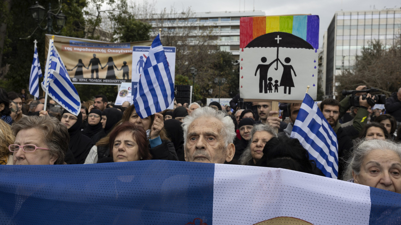 Athén, 2024. február 11.
Az azonos neműek házasságáról szóló törvénytervezet ellen tüntetnek az athéni Szintagma téren 2024. február 11-én. A törvénytervezetet napokon belül tárgyalja a görög parlament.
MTI/AP/Jorgosz Karahalisz