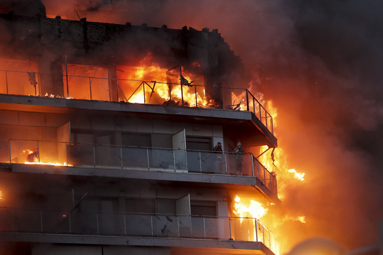 Valencia, 2024. február 22.
Lángoló társasház erkélyén rekedt lakosok Valenciában 2024. február 22-én. A lakosokat a tűzoltók kimentették. A tűz következtében heten megsebesültek.
MTI/EPA/EFE/Manuel Bruque
