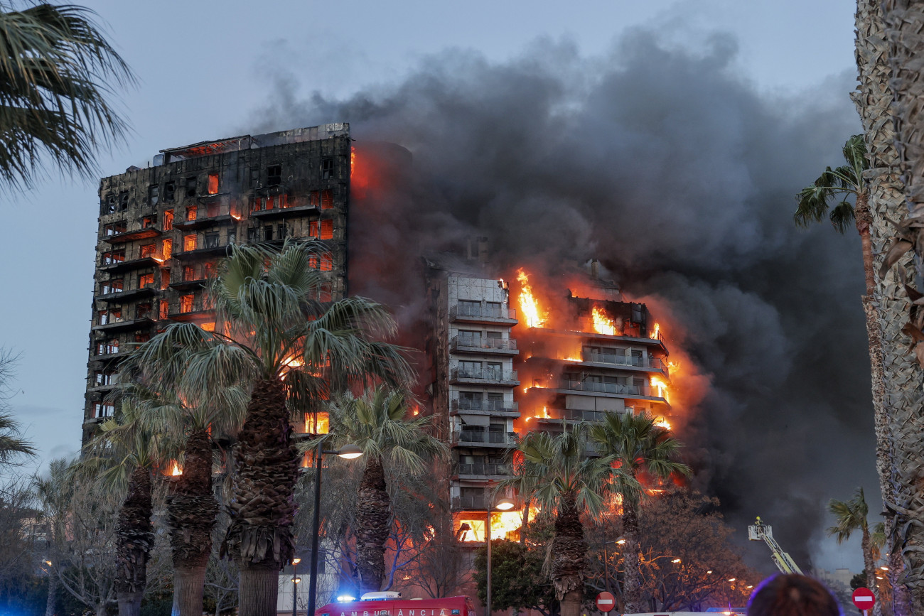 Valencia, 2024. február 22.
Lángoló társasház Valenciában 2024. február 22-én. A lakosokat a tűzoltók kimentették. A tűz következtében heten megsebesültek.
MTI/EPA/EFE/Manuel Bruque
