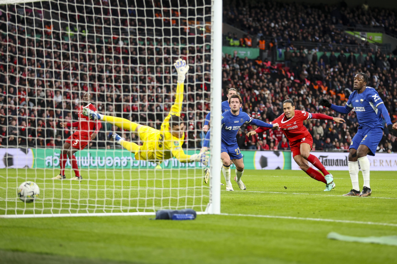 LONDON, ENGLAND - FEBRUARY 25:  Virgil Van Dijk of Liverpool scores a goal to make it 1-0 but VAR rules it offside during the Carabao Cup Final match between Chelsea and Liverpool at Wembley Stadium on February 25, 2024 in London, England. (Photo by Robin Jones/Getty Images)