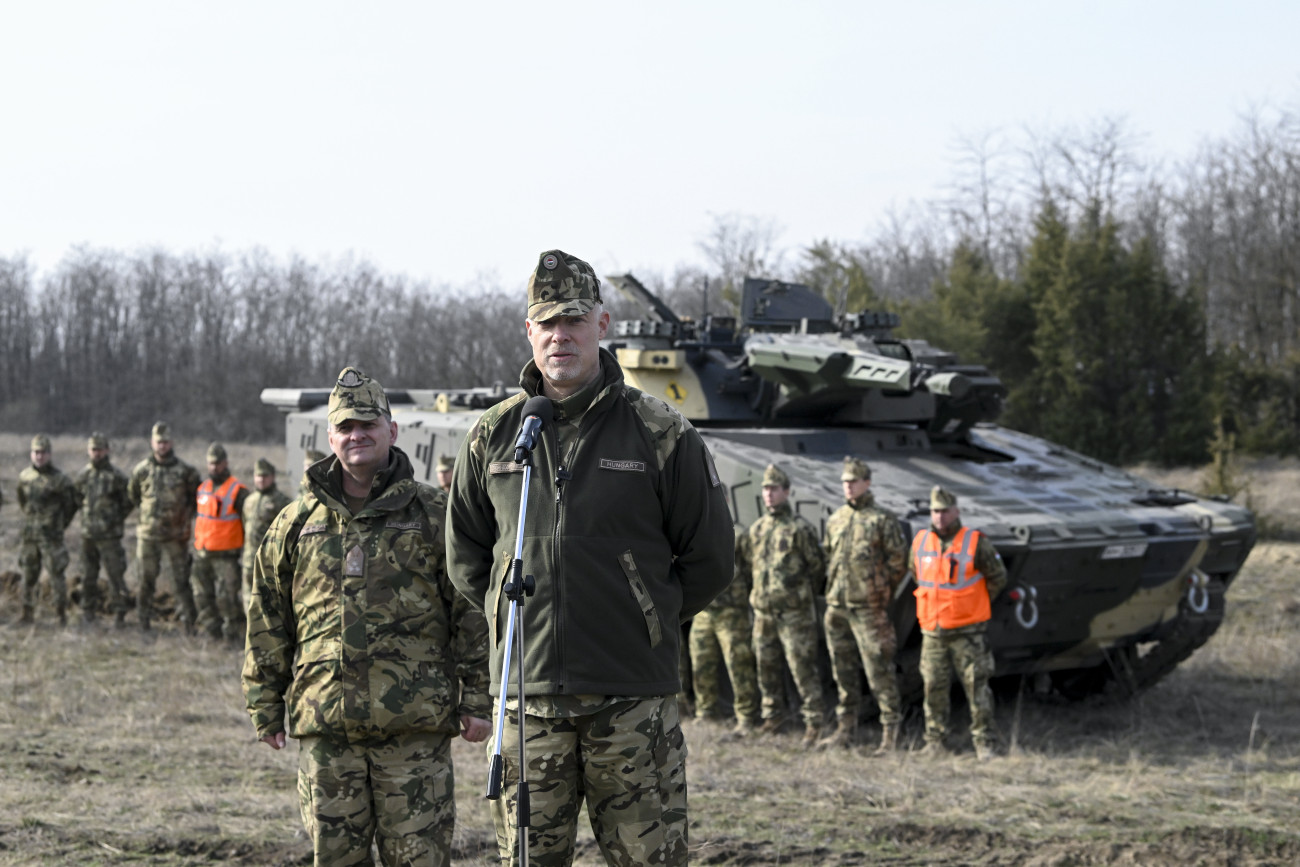 Tatárszentgyörgy, 2024. február 27.
Szalay-Bobrovniczky Kristóf honvédelmi miniszter (j) beszédet mond, mögötte Kajári Ferenc altábornagy, a Honvéd Vezérkar főnökének helyettese a rendszeresítésre kerülő Lynx páncélozott gyalogsági harcjárművek harcjárművezető gyakorlatán Tatárszentgyörgyön, az MH. Böszörményi Géza Csapatgyakorlótéren 2024. február 27-én.
MTI/Koszticsák Szilárd