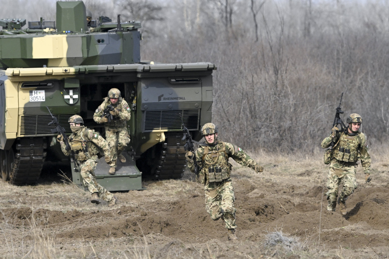 Tatárszentgyörgy, 2024. február 27.
Katonák a rendszeresítésre kerülő Lynx páncélozott gyalogsági harcjárművek harcjárművezető gyakorlatán Tatárszentgyörgyön, az MH. Böszörményi Géza Csapatgyakorlótéren 2024. február 27-én.
MTI/Koszticsák Szilárd