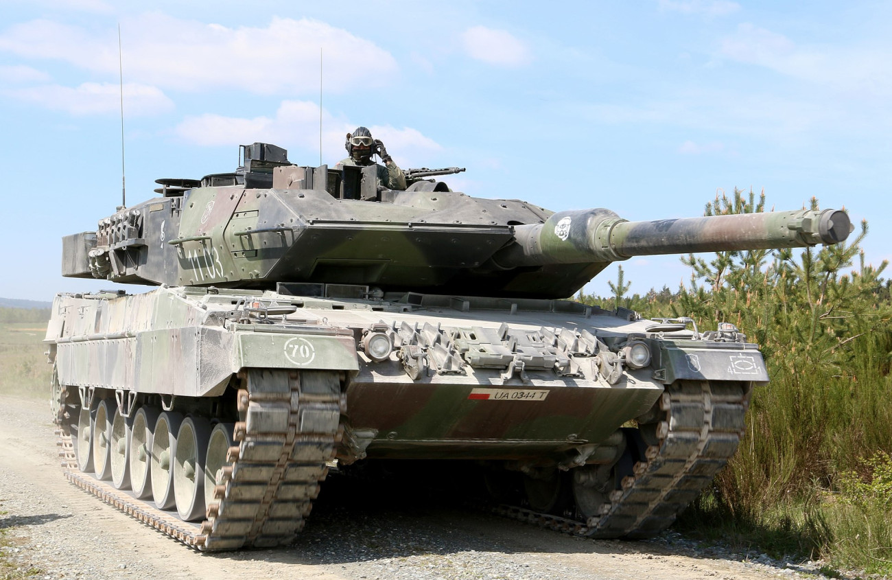 Lengyel Leopard 2A5 harckocsi. Varsó Európa egyik legerősebb hadseregét akarja létrehozni. Forrás: Wikipédia