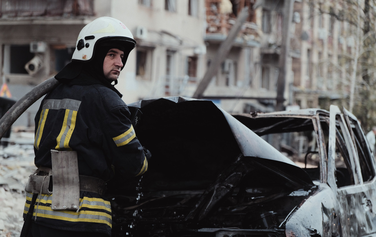 HARKIV, UKRAJNA - Október 6.: Egy tűzoltó áll egy kiégett autó mellett 2023. október 6-án az ukrajnai Harkivban. Péntek reggel orosz csapatok rakétacsapást mértek Harkiv központjára. Két harkivi kerület - Kijevszkij és Osznovjanszkij - lakóépületeit találták el. Fotó: Oleh Arhanhorodszkij/Global Images Ukraine via Getty Images)