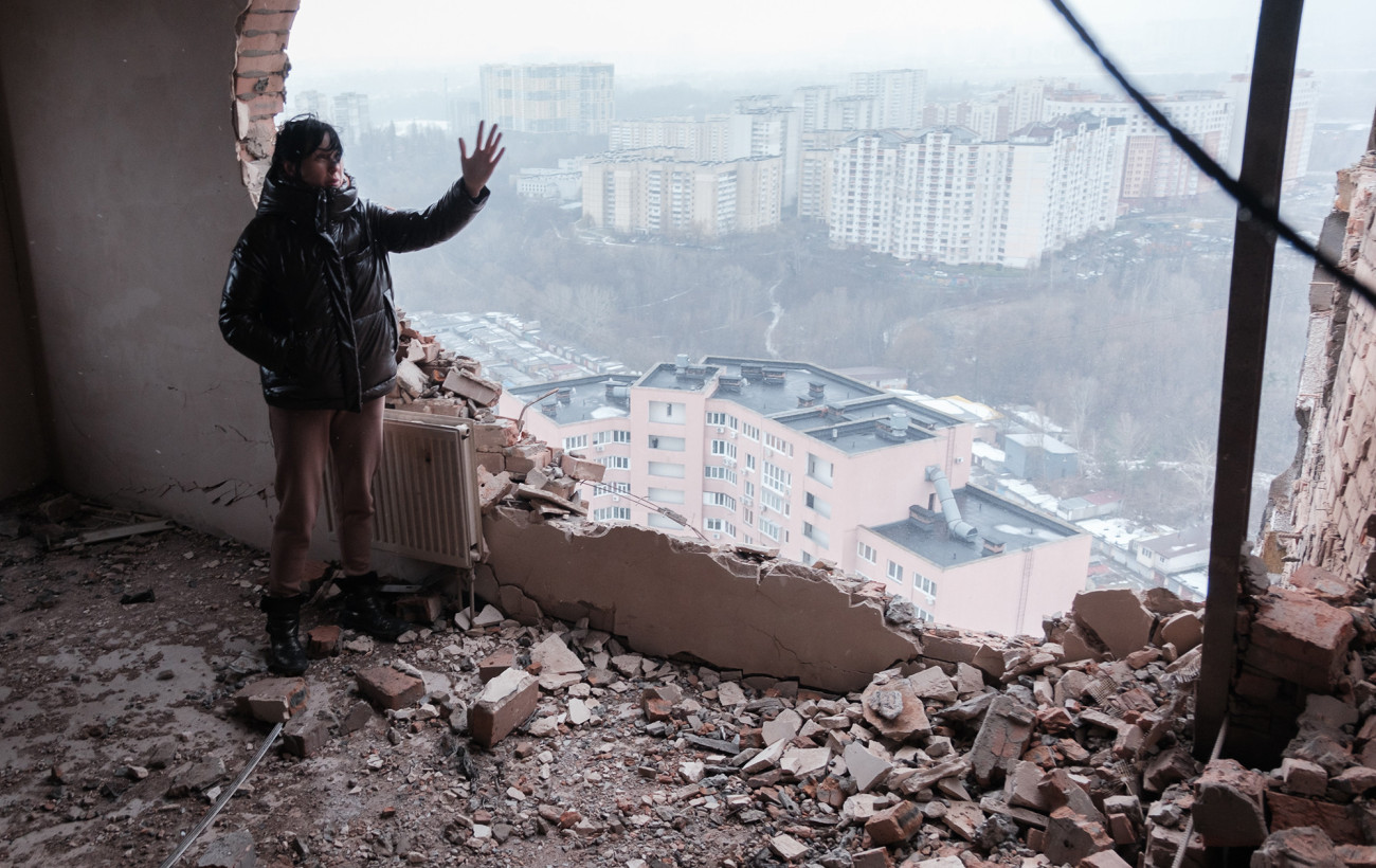 Egy orosz rakétatámadásban megrongálódott kijevi lakás.