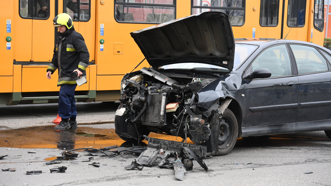 Budapest, 2024. március 3.
Összeroncsolódott személyautó, miután összeütközött egy mentőautóval a főváros XVIII. kerültében, az Üllői út és a Lakatos út kereszteződésében 2024. március 3-án. A baleset következtében a mentőautó felborult. 
MTI/Mihádák Zoltán