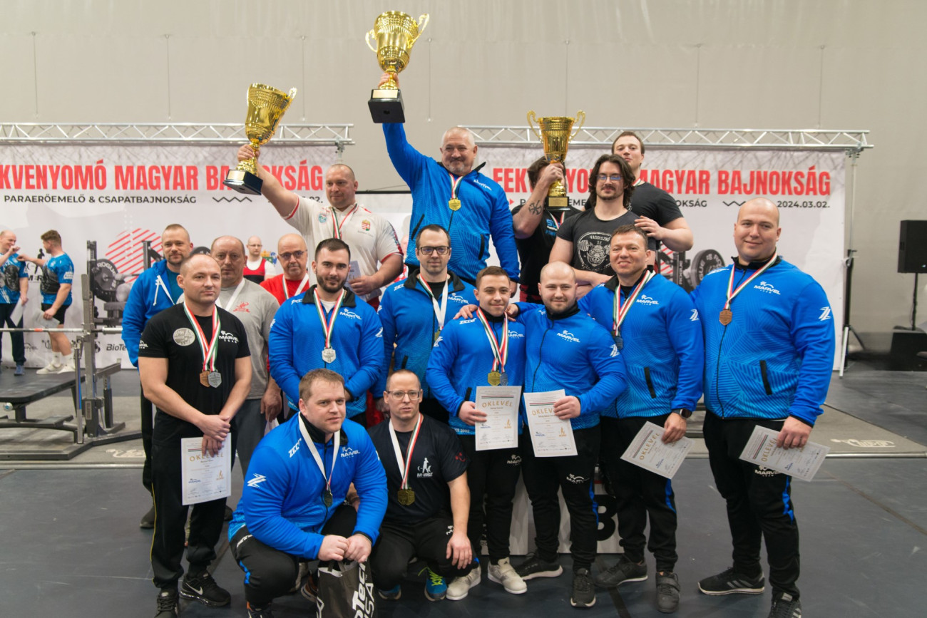Az országos fekvenyomó bajnokság érmesei a vésztői verseny után. Forrás: Magyar Erőemelő Szövetség