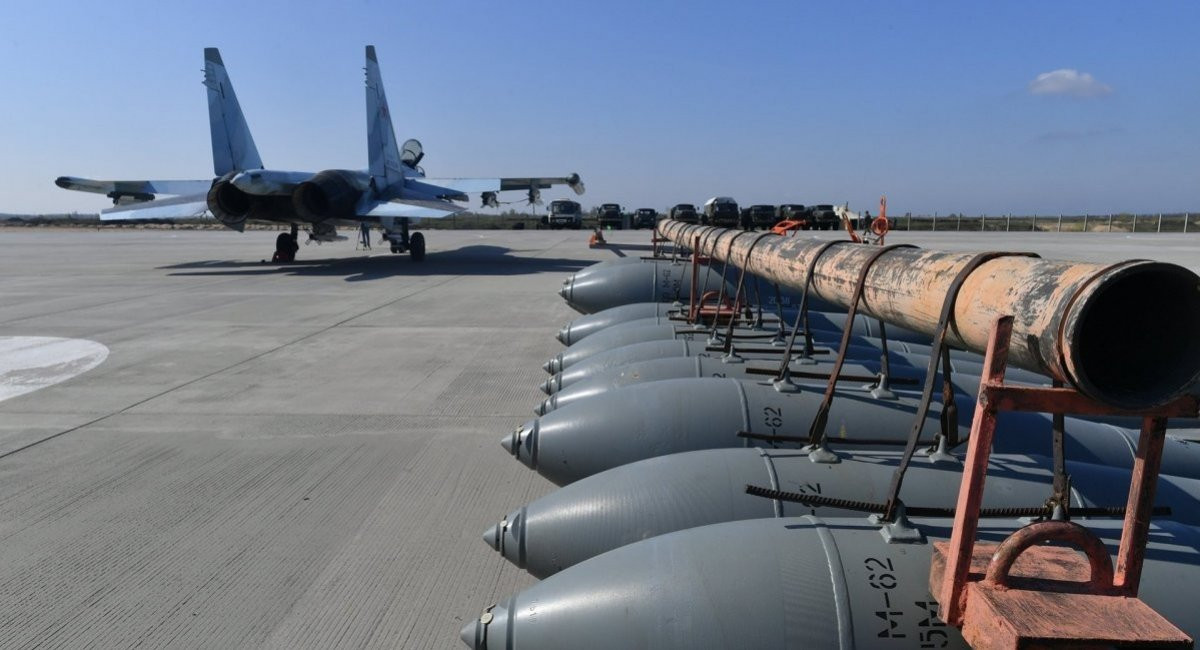 Hagyományos, gravitációs bombák bevetésre előkészítve egy orosz repülőtéren. Forrás: X / HALIM