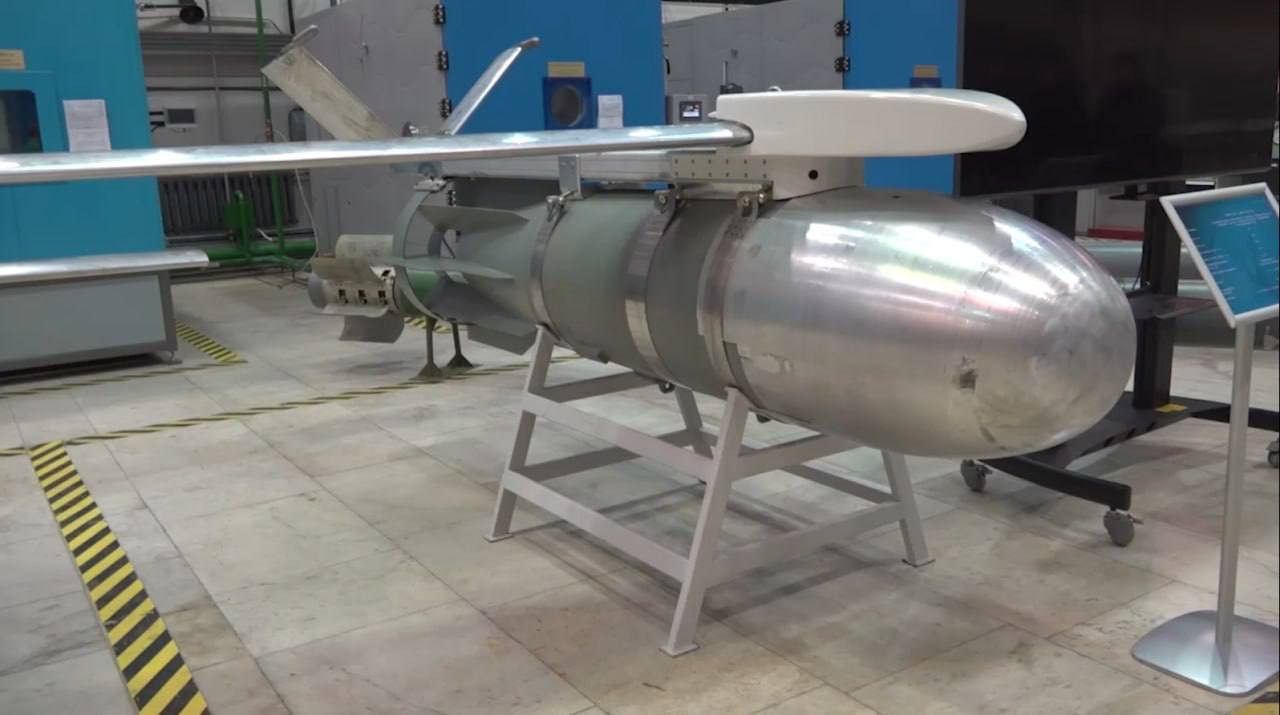 Orosz FAB-1500, másfél tonnás bombából létrehozott, precíziós fegyver. Forrás: militarnyi.ua