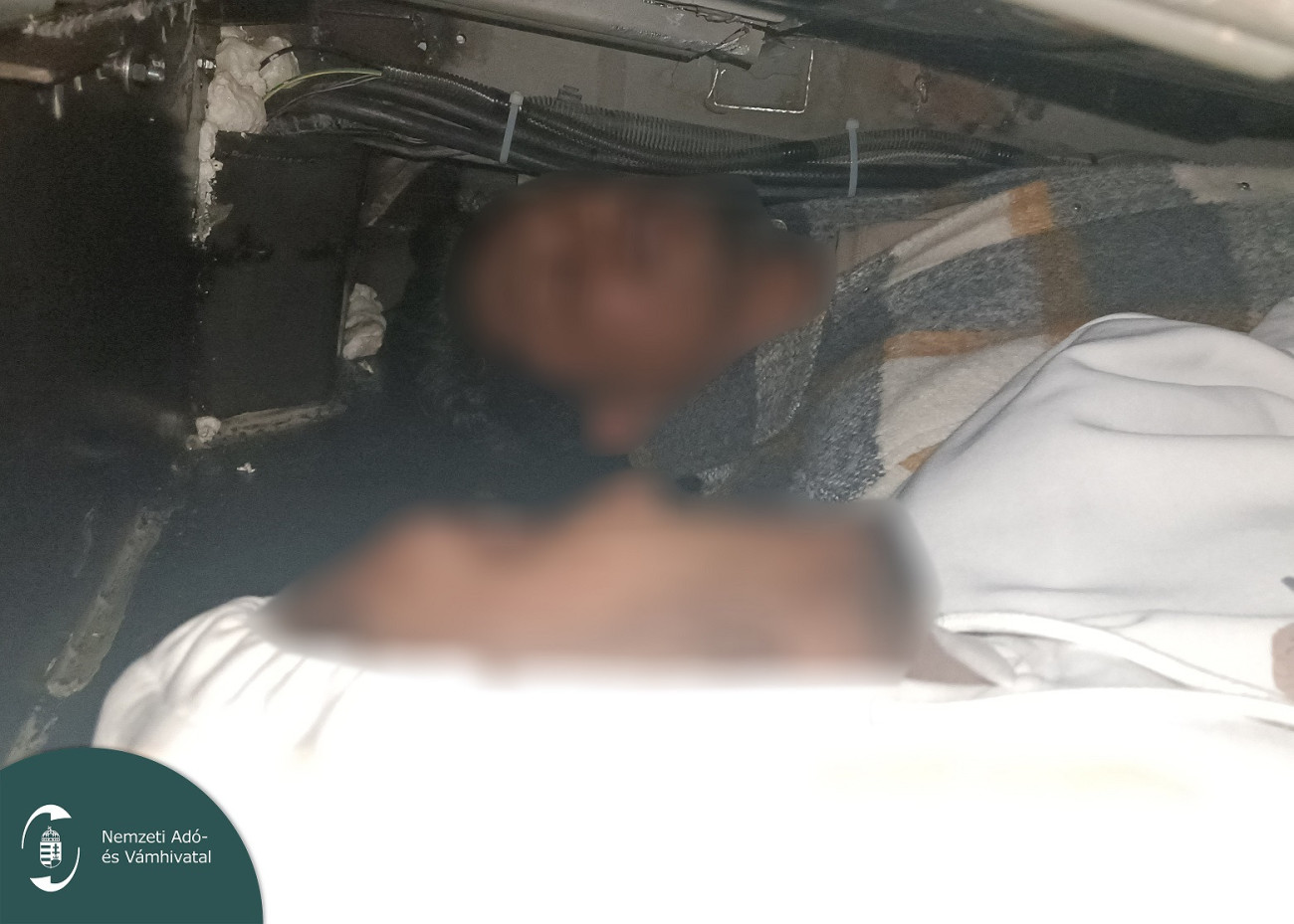 A két bangladesi férfi az embercsempész autójának aljára hegesztett vasdobozban utazott.