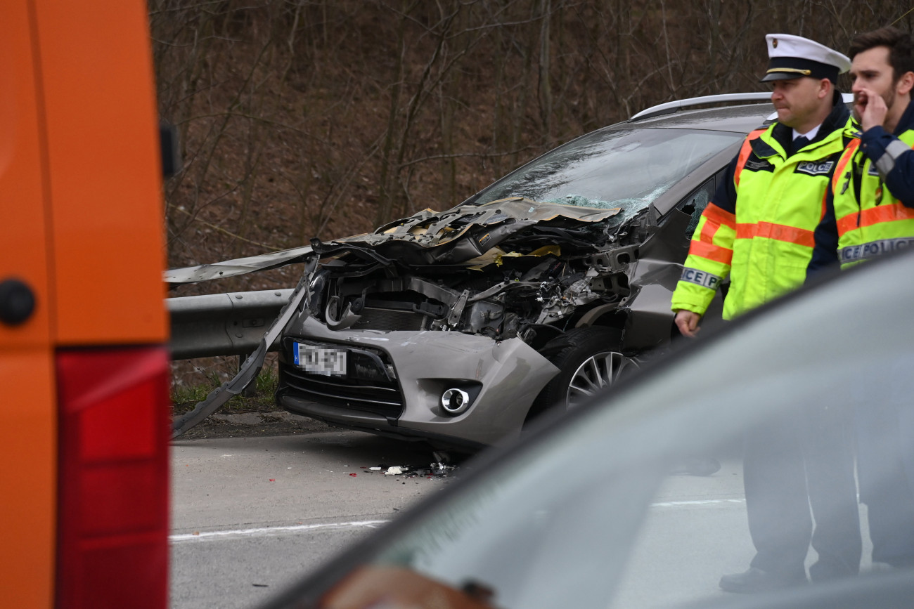 Gödöllő, 2024. március 12.
Ütközésben roncsolódott autó az M31-es autópálya M0-s felé vezető oldalán 2024. március 12-én. A Gödöllő közelében történt balesetben először egy személyautó és egy teherautó ütközött össze és egy ember könnyebben megsérült. Ezután a teherautónak nekihajtott egy másik személygépkocsi; ennek sofőrje, egy gödöllői férfi életét vesztette.
MTI/Mihádák Zoltán
