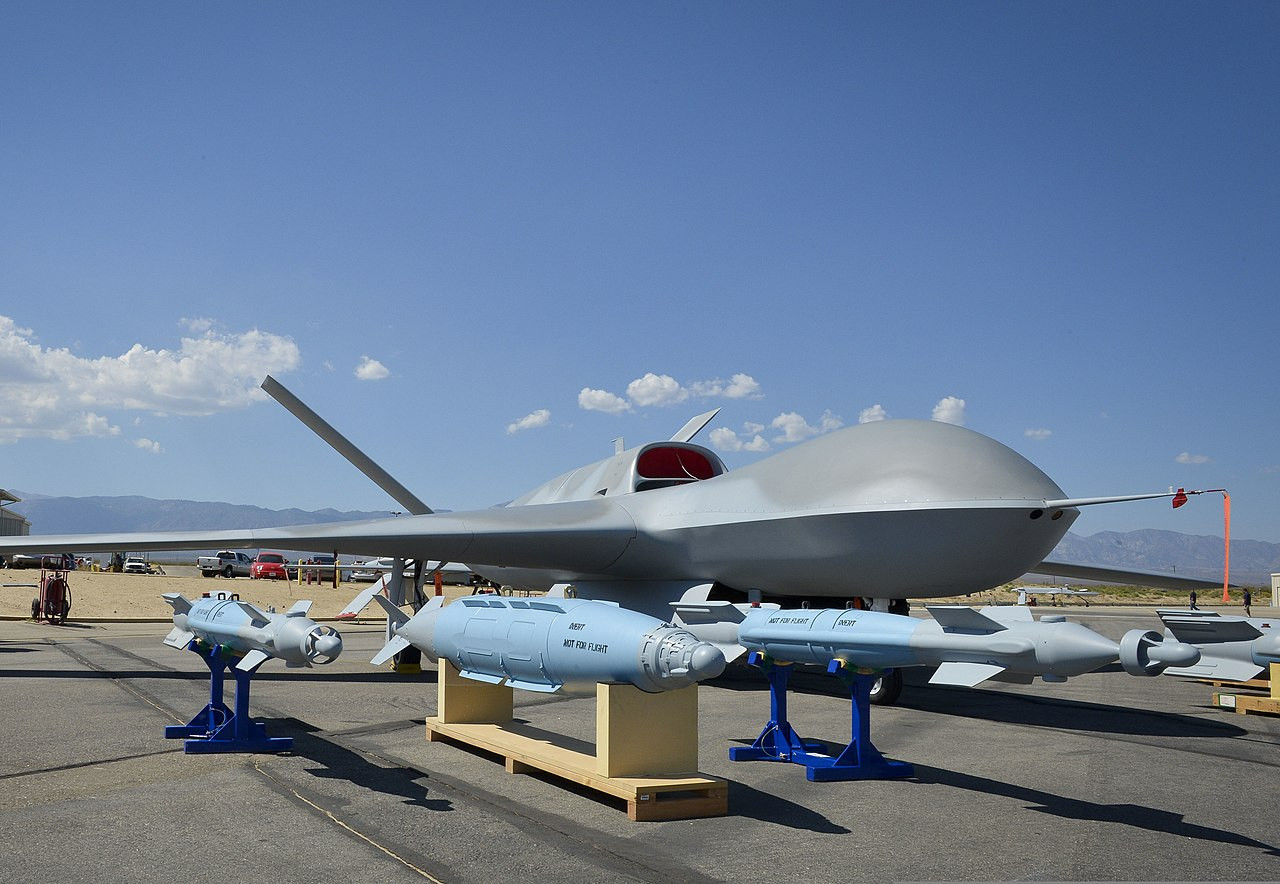 General Atomics Avenger a fegyverzetével együtt egy haditechnikai bemutatón. Ezt a távirányítású drónt párosítanák egy másik,  MI vezérelte robottal.  Forrás: Wikipédia