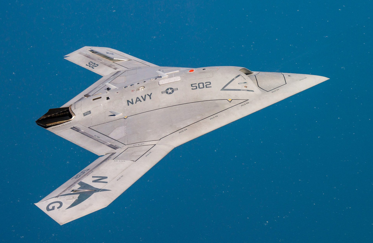 Northrop-Grummann X-47B. Eredetileg repülő benzinkútnak szánták, de az újabb változata már felfegyverezhető, így csapásmérésre is alkalmas. Forrás: Wikipédia