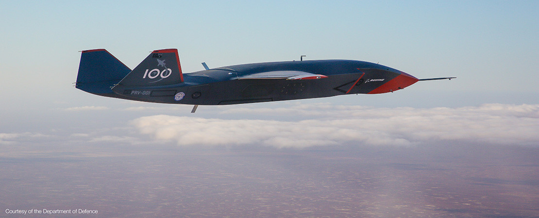 Boeing MQ-28 Ghost Bat. A pilótás harci gépeket kísérné bevetésekre. Oltalmazná a köteléket, felderítené és lefogná az ellenséges légvédelmet, vagy akár önállóan támadhatna légi és földi célokat. Forrás: Boeing Australia