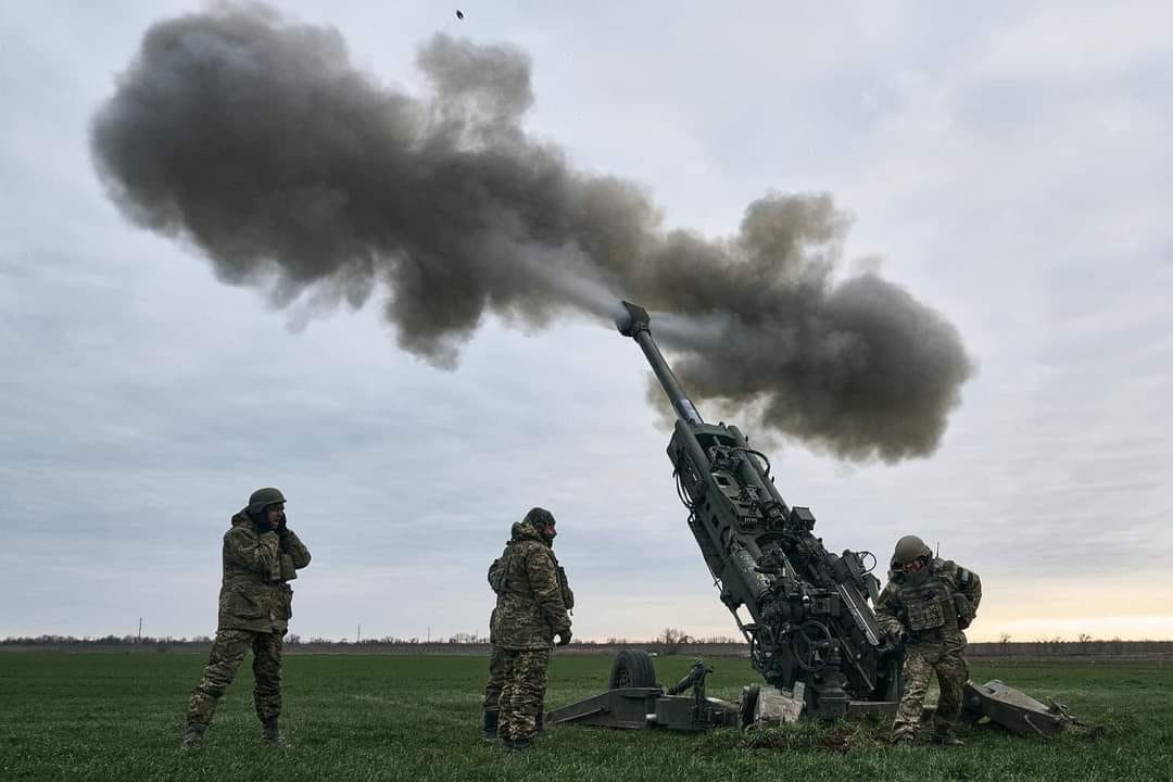 Ukránok katonák amerikai M777-es tarackkal az orosz állásokat lövik. Sok helyen már alig van lőszer a fegyverekhez.  Forrás: X / euromaidan