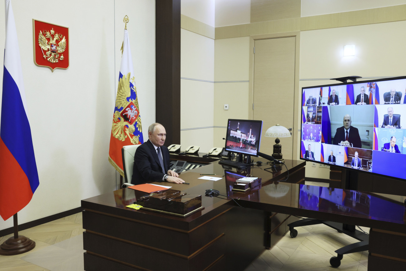 Moszkva, 2024. március 15.
Vlagyimir Putyin orosz elnök az orosz biztonsági tanács ülését vezeti videókonferencia keretében a Moszkva melletti, novo-ogarjovói vidéki elnöki rezidenciából 2024. március 15-én.
MTI/AP/Kreml Pool/Mihail Mecel