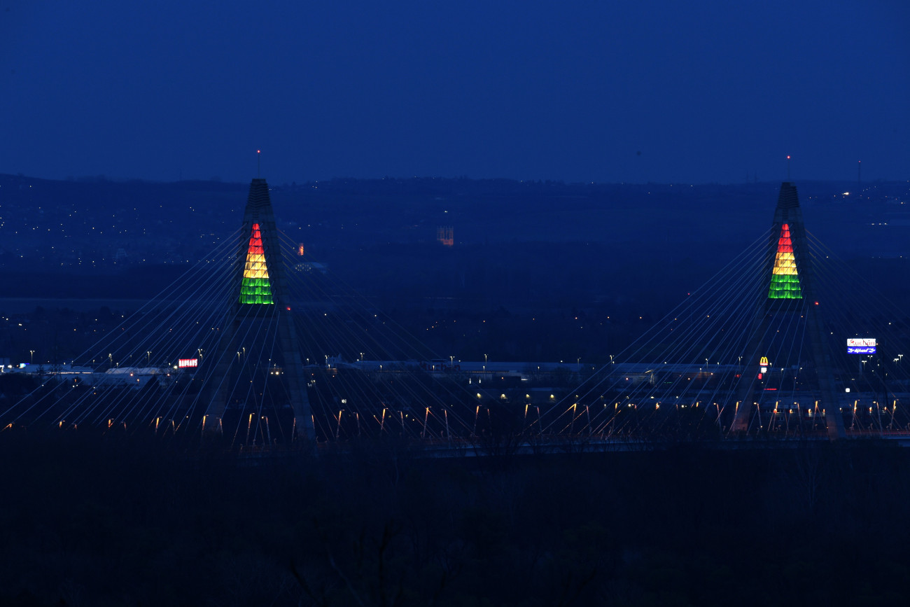 Budapest, 2024. március 15.
Nemzeti színű díszkivilágítás a Megyeri híd üvegezett részén az 1848-49-es forradalom és szabadságharc 176. évfordulója alkalmából 2024. március 15-én.
MTI/Kovács Attila