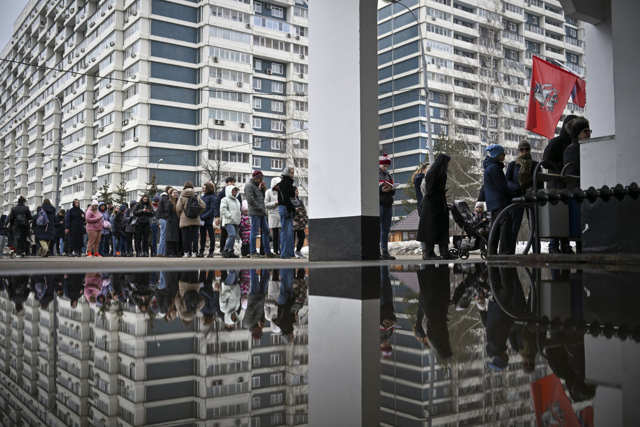 Moszkva, 2024. március 17.
Sorban állnak az emberek egy moszkvai szavazóhelyiség előtt az orosz elnökválasztáson 2024. március 17-én. A választást március 15-17. között rendezik Oroszországban.
MTI/AP