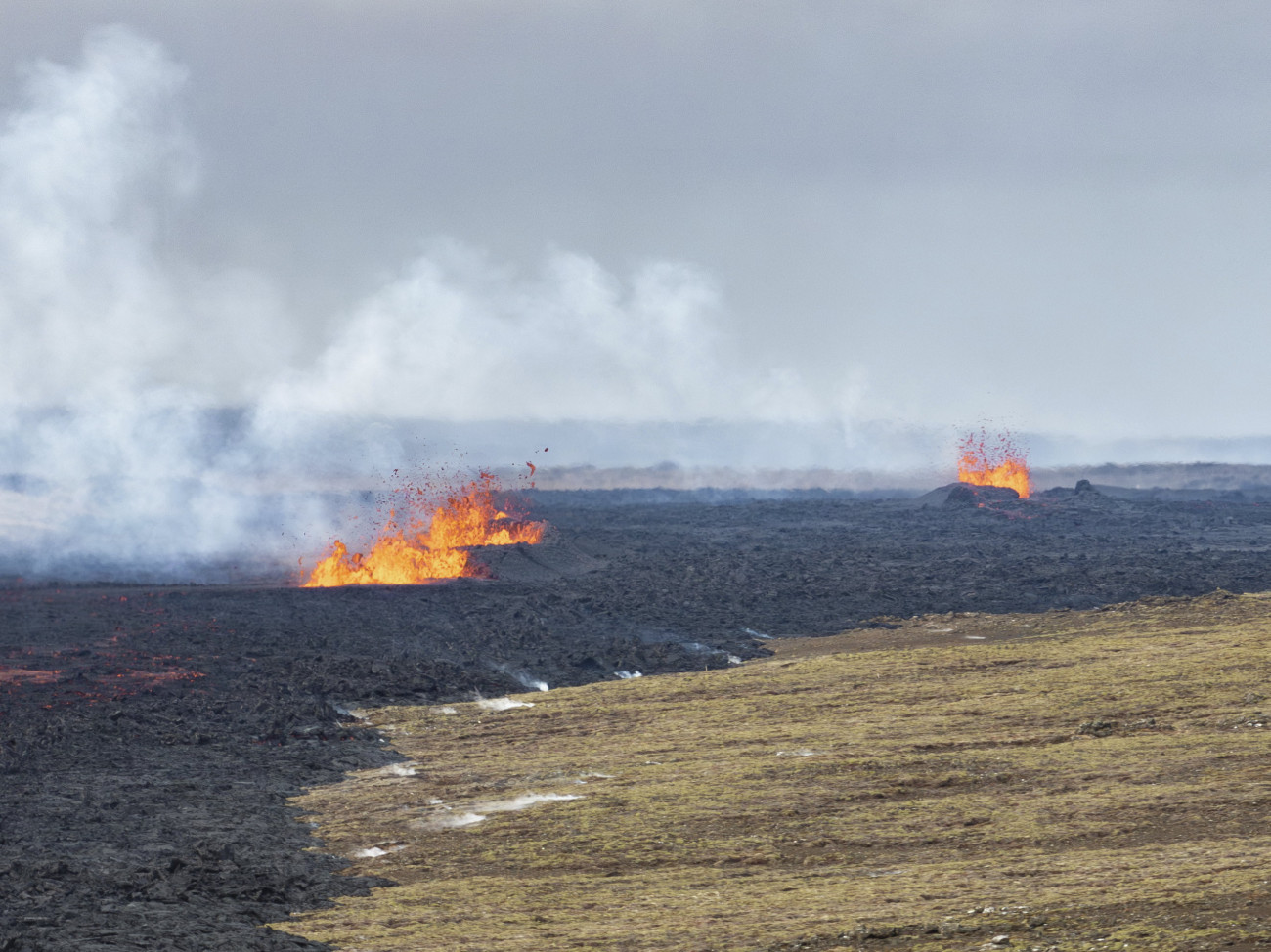 Stóri-Skógfell, 2024. március 17.
Aktív kürtők az Izland délnyugati részén, a Reykjanes-félszigeten fekvő Hagafell és Stóri-Skógfell közötti tűzhányó kitörő hasadékán 2024. március 17-én.
MTI/AP/Marco di Marco