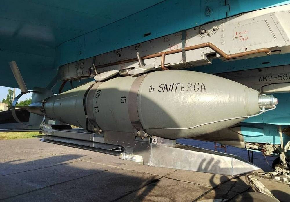 Hagyományos, gravitációs légiaknából átalakított, orosz siklóbomba egy Szu-34-es támadógép szárnya alatt.  Forrás: mil.in.ua
