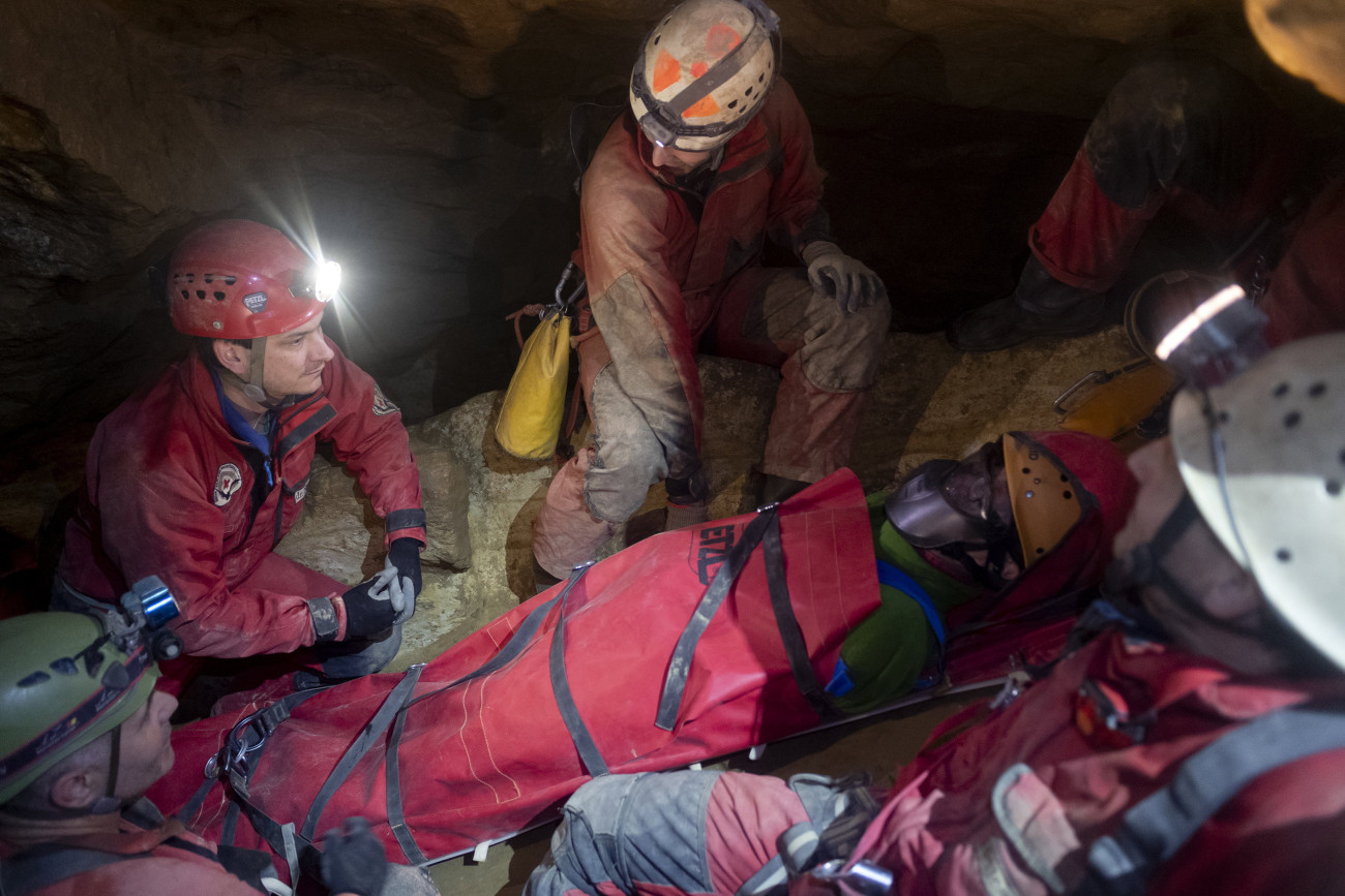 Budapest, 2024. március 22.
A Magyar Barlangi Mentőszolgálat (BMSZ) által közreadott képen a BMSZ szakemberei egy bokasérülést szenvedett szingapúri túrázó mentésén dolgoznak speciális barlangi mentőhordággyal a Mátyás-hegyi barlangban 2024. március 22-én. A bajba került turistát 40 méter mélységből kellett felhozniuk. A barlangjáró egy úgynevezett overallos túra résztvevője volt, ezen az érdeklődők szakképzett barlangi túravezető segítségével látogathatnak bizonyos kiépítetlen barlangokat, barlangszakaszokat.
MTI/BMSZ/Kovács Márton