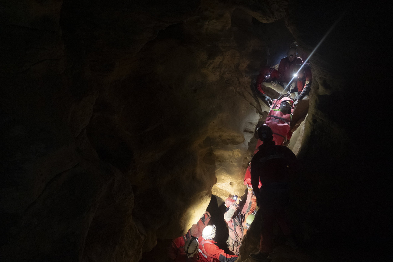 Budapest, 2024. március 22.
A Magyar Barlangi Mentőszolgálat (BMSZ) által közreadott képen a BMSZ szakemberei egy bokasérülést szenvedett szingapúri túrázó mentésén dolgoznak speciális barlangi mentőhordággyal a Mátyás-hegyi barlangban 2024. március 22-én. A bajba került turistát 40 méter mélységből kellett felhozniuk. A barlangjáró egy úgynevezett overallos túra résztvevője volt, ezen az érdeklődők szakképzett barlangi túravezető segítségével látogathatnak bizonyos kiépítetlen barlangokat, barlangszakaszokat.
MTI/BMSZ/Kovács Márton
