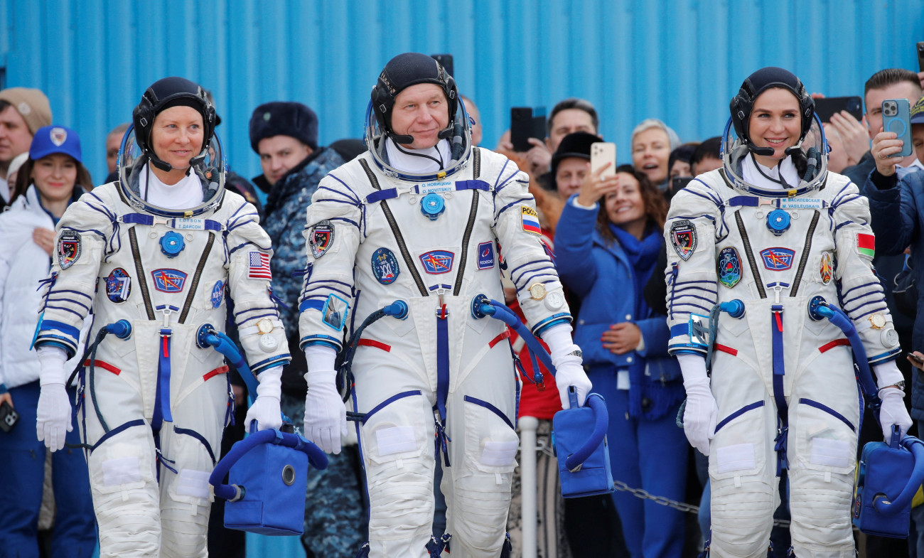 Bajkonur, 2024. március 21.
Oleg Novickij orosz, Tracy Caldwell Dyson amerikai és Marina Vasziljevszkaja fehérorosz űrhajós, a Szojuz MSz-25 orosz űrhajó legénységének tagjai (b-j) beszállás előtt a bajkonuri űrközpontban 2024. március 21-én. A három űrhajós a Föld körül keringő Nemzetközi Űrállomásra indul.
MTI/EPA/Reuters pool/Pavel Mihejev