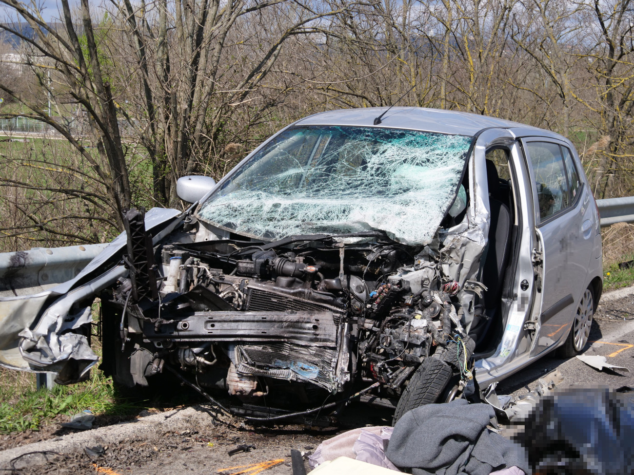 Budapest, 2024. március 25.
Összeroncsolódott személyautó Budapest XI. kerületében a Balatoni úton, ahol az autó egy autóbusszal ütközött össze 2024. március 25-én. A balesetben egy ember meghalt.
MTI/Mihádák Zoltán