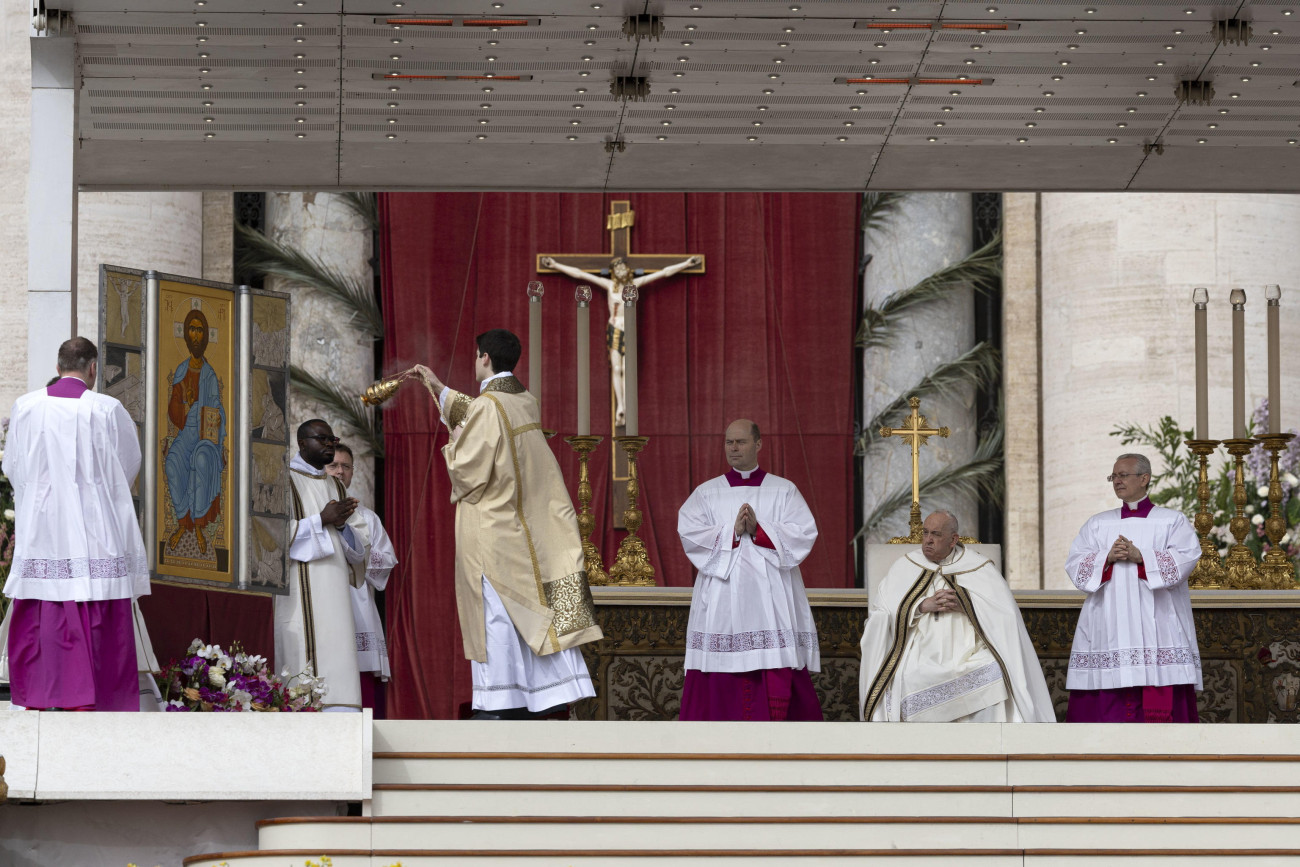 Vatikánváros, 2024. március 31.
Ferenc pápa (j2) húsvétvasárnapi misét pontifikál a római Szent Péter téren 2024. március 31-én.
MTI/EPA/ANSA/Massimo Percossi