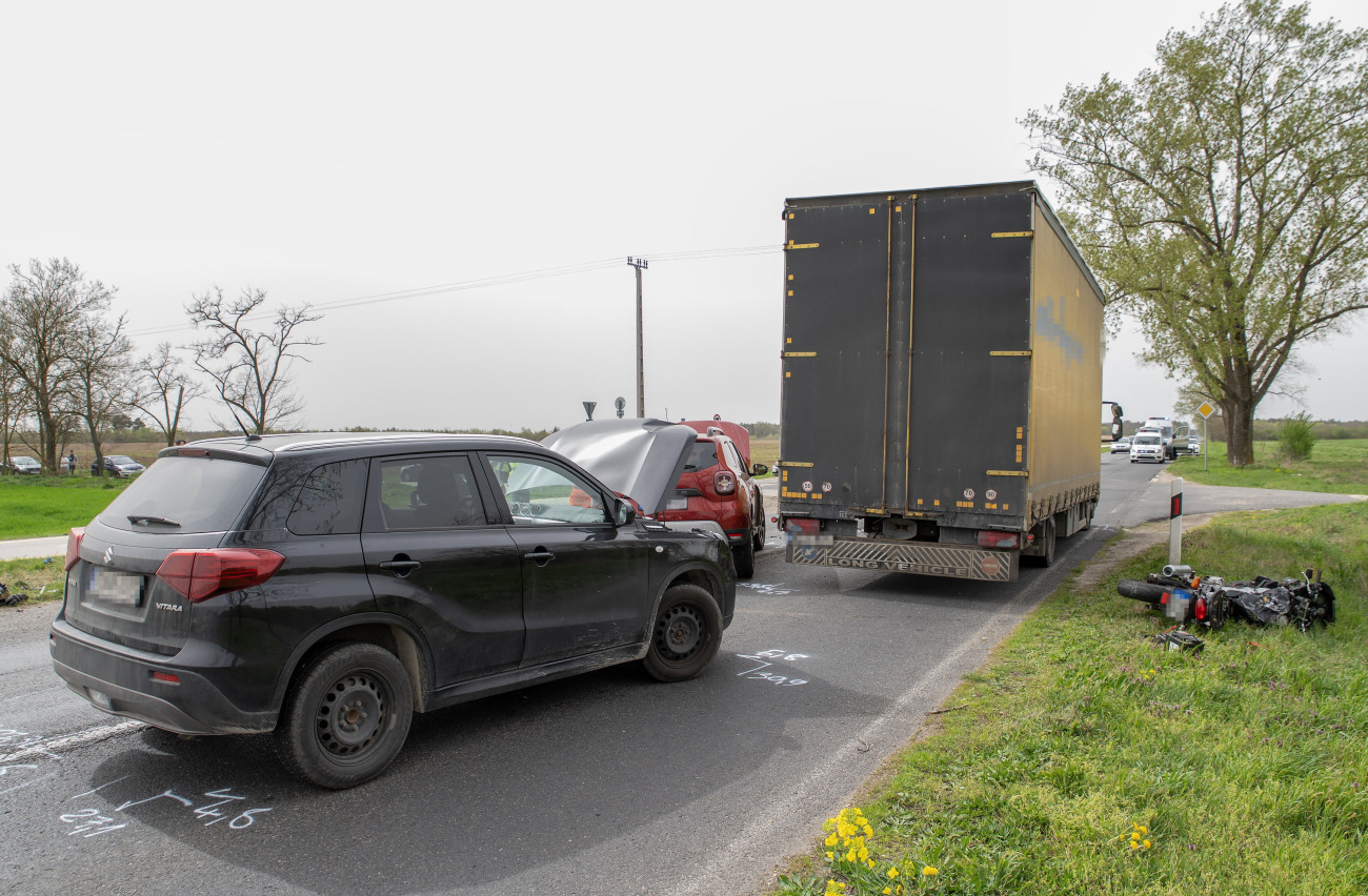 Győr, 2024. március 31.
Sérült gépjárművek az 1-es főúton, a Győrhöz tartozó Győrszentiván közelében, a 116. és a 117. kilométer között, ahol Összeütközött több személyautó, két motorkerékpár és egy tehergépkocsi 2024. március 31-én.
MTI/Krizsán Csaba