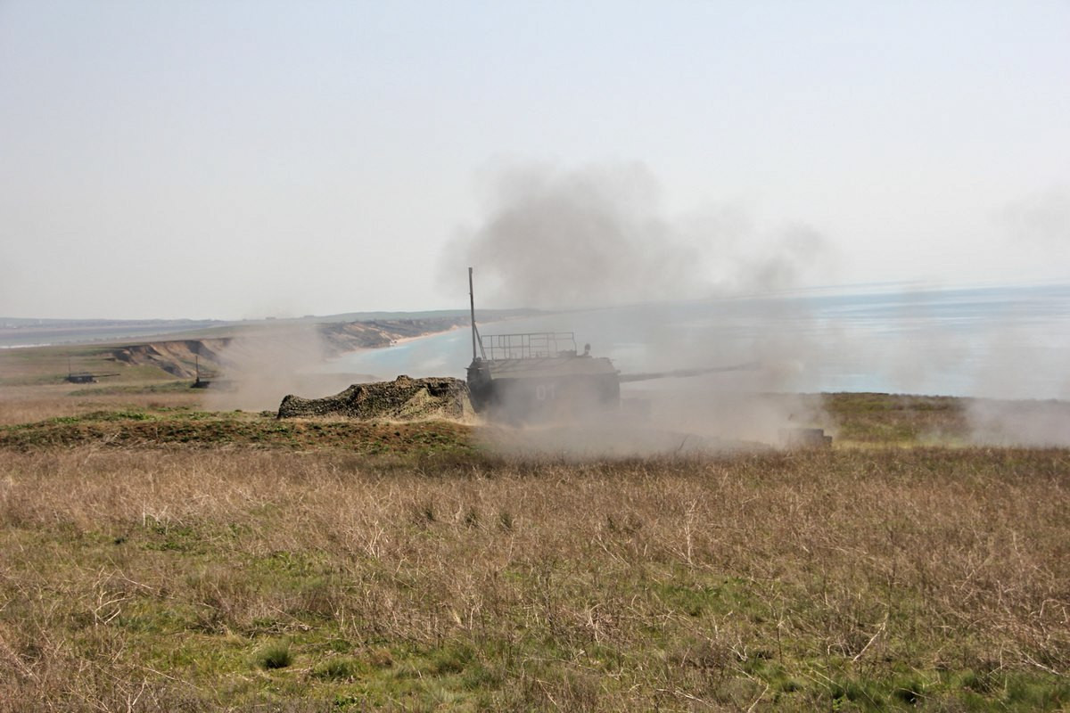 A-222 Bereg partvédő löveg tüzelés közben. Forrás: Wikipédia