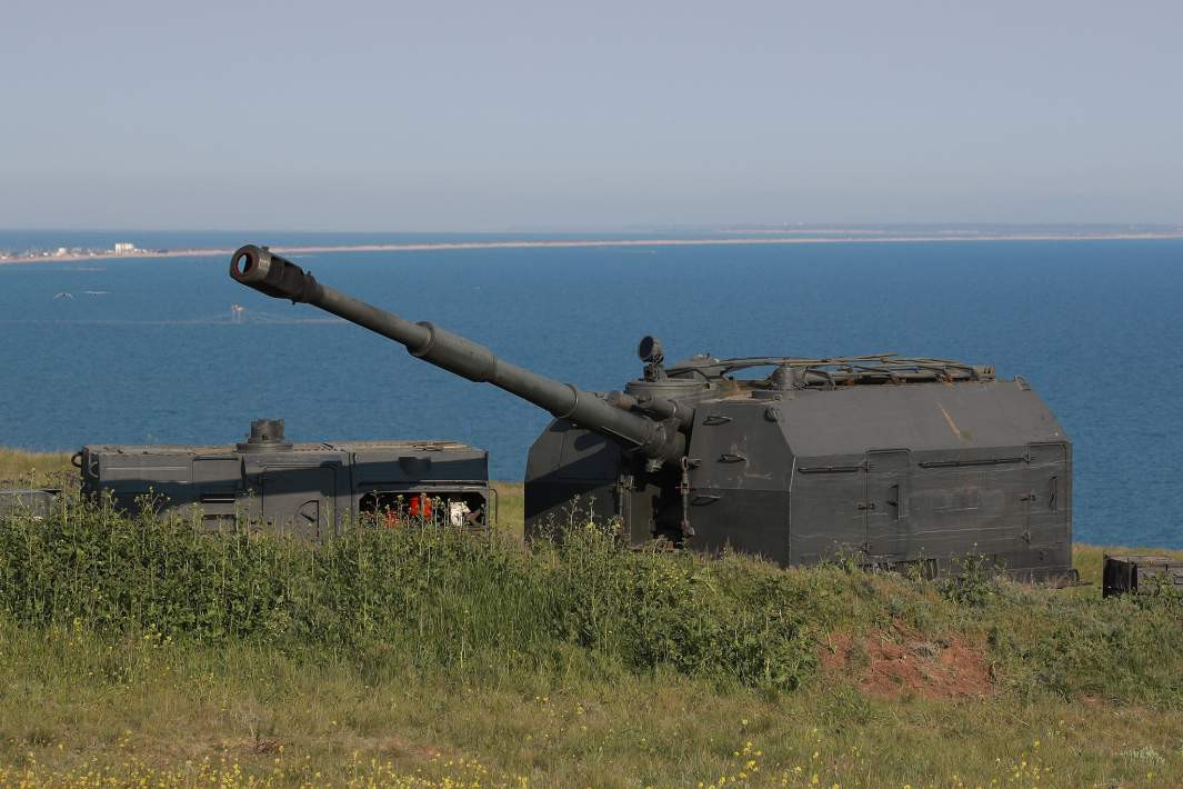 A-222 Bereg tüzelőállásban valahol a Fekete-tenger partján. Elsőként a  novorosszijszki haditengerészeti bázis védelmét ellátó 40. partvédelmi tüzérezredet fegyverezték fel ezekkel a lövegekkel. Forrás: Wikipédia
